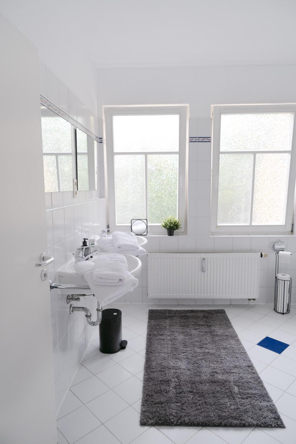 Bella Casa - Business&Family - 2 Zimmer Direkt Neben Schloss, Parkplatz, Smarttv, Netflix, Waschmaschine, 24H Checkin, 71Qm, Kingsizebett, Hotelbettwaesche Ludwigsburg Kültér fotó