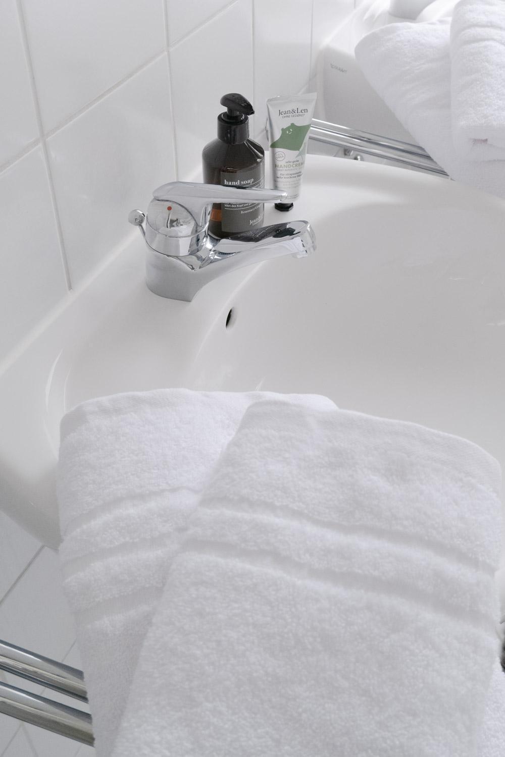 Bella Casa - Business&Family - 2 Zimmer Direkt Neben Schloss, Parkplatz, Smarttv, Netflix, Waschmaschine, 24H Checkin, 71Qm, Kingsizebett, Hotelbettwaesche Ludwigsburg Kültér fotó